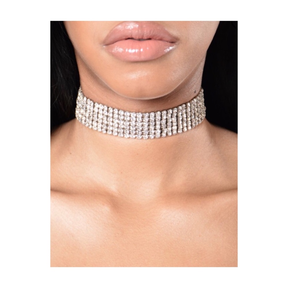 Diamond stud choker🌹